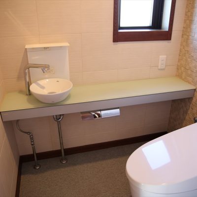 【301号室】タンクレストイレ。窓もあり明るく通気性も良いです。