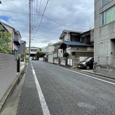 前面道路は幅員6ｍありますので、車での通行もラクです。