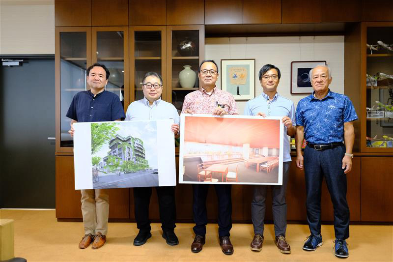 市役所での記念撮影（左から、琉球大学教授 獺口浩一氏、東北公益文科大学教授 三木潤一氏、宮古島市副市長 砂川朗氏、北斗不動産ホールディングス代表取締役社長 上田真一、同社会長 上田福三）
