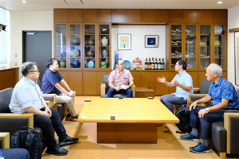 副市長への報告の様子